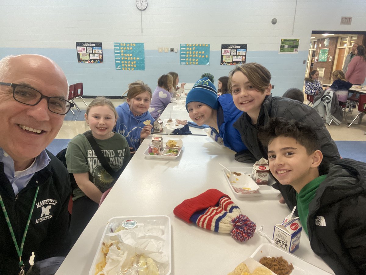 RetiredMPSDSup's tweet photo. The "DWS Kids" really enjoy their lunch and they love the amazing crew of Cafeteria Professionals who serve their delicious food everyday.  @DWSKids @BraitLara @SeanCostelloMA @KendraStetson https://t.co/DtYr55fDou