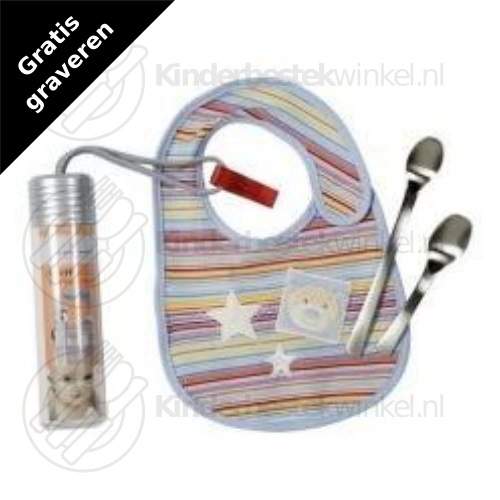 kinderbestek's tweet photo. Knuff babyset mat 4-delig (Kurz &amp; Kurz) van Auerhahn met babylepel, voedingslepel en slab in reisbox met draagriem. Gratis graveren van babylepel en voedingslepel aan voorzijde en/of achterzijde is mogelijk. Zie: https://t.co/Fhl661qOrG https://t.co/oYeICojQia