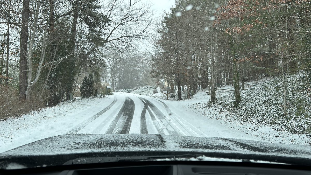 RyanMatthewDern's tweet image. Ongoing northwestern Asheville NW flow snow event.  #ncwx #weather @NWSGSP #wcnc
