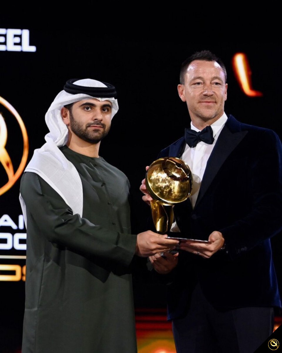 A deserving honour for John Terry, the stalwart defender from Chelsea and England, as he receives the PLAYER CAREER AWARD from HH Sheikh Mansoor Bin Mohammed Bin Rashid Al Maktoum at the Globe Soccer Awards ceremony! ✨🏴󠁧󠁢󠁥󠁮󠁧󠁿🏆