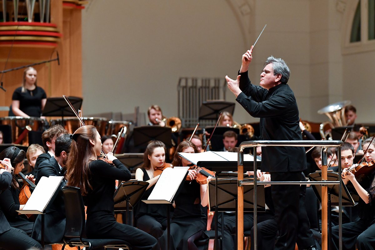 RCMLondon's tweet image. Watch our live stream on our website &amp;amp; YouTube channel now, as we begin this evening’s concert with Sir Antonio Pappano and the RCM Symphony Orchestra: rcm.ac.uk/events/live  #RCMLive