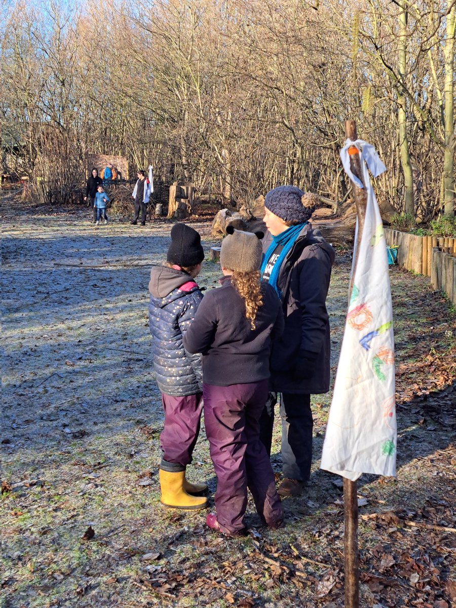 NatureExplDerby's tweet image. Yesterday Thursday Home Ed Tribe split into 2 teams and made a flag each for Capture the Flag. 

Clowne Juniors enjoyed being creative &amp;amp; smaller groups made minecraft tools.

At a 1:1 session we made some fruity bird feeders (and ate quite a bit of it ourselves 😆).
Sarah
