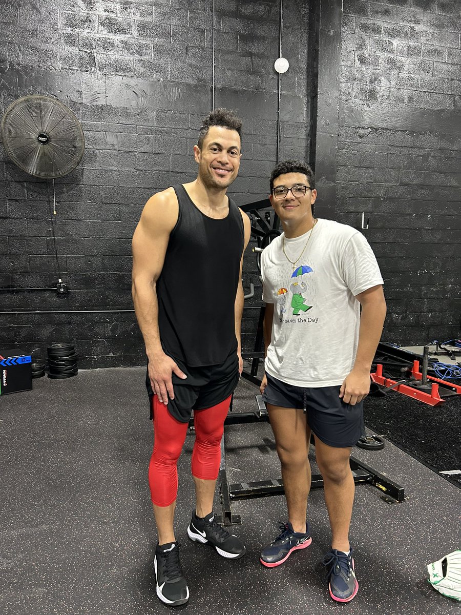 Jay_fernandez06's tweet photo. This dude Dwarfed me! #humbleaf #grinding #wheelsup #ff https://t.co/XbaQrbHbNZ