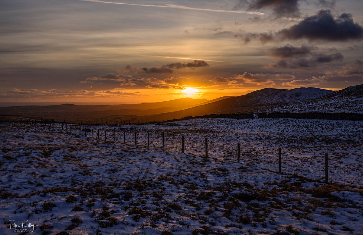This evenings last light 🇮🇲
Standing at the foot of a very cold Beinn-y-Phott on the Moutain Road and looking South towards South Barrule. Have a wonderful safe and happy weekend y'all 😎 #isleofman #iom #iomstory #manxscenes #manx #sunsetphotography