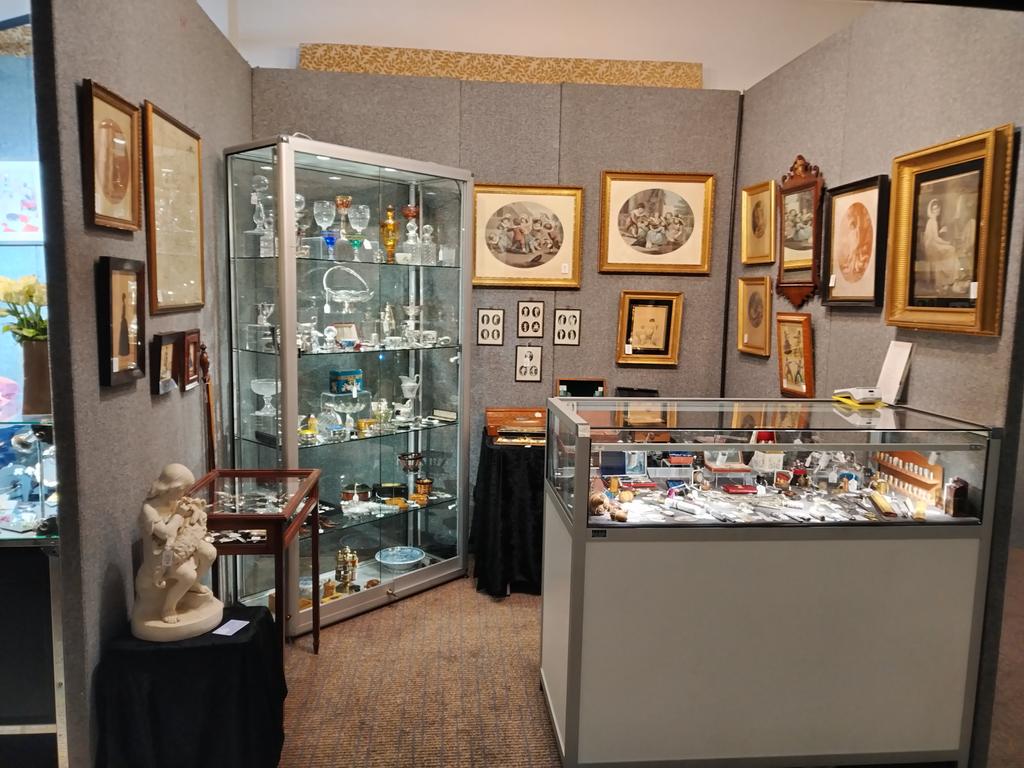 SylvieCollett's tweet image. Busy start at Pavilions of Harrogate Antiques fair. Lots of sales but plenty of lovely genuine antiques available. #antiques #silver #sewingtools #treen #glass