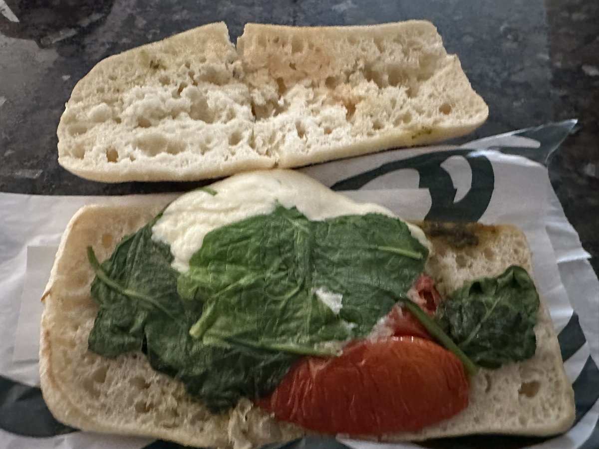 babesmks3's tweet photo. @Starbucks what I thought I was getting vs what I got #dobetter https://t.co/kNzdAXZqgk