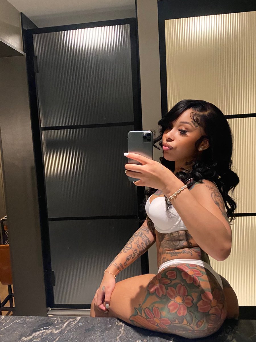 taysmurder's tweet photo. If you ain’t snowed in w/ a bad bitch wyd ? https://t.co/KdWNul16Jn