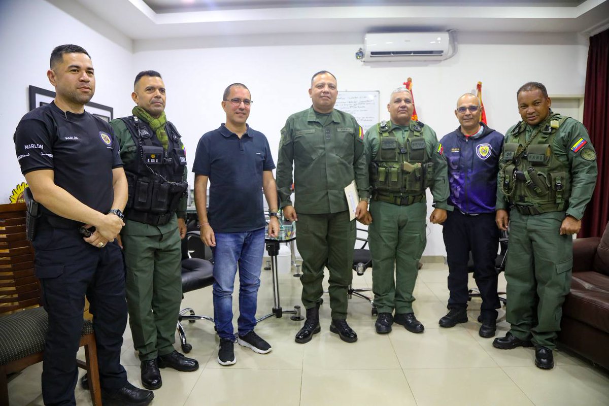 En Barinas, nos reunimos con nuestra Fuerza Armada Nacional Bolivariana y la Policía Nacional Bolivariana para evaluar las acciones para preservar la paz y neutralizar cualquier conspiración e intento de violencia política. Barinas quiere paz. Agradecidos con el Comandante