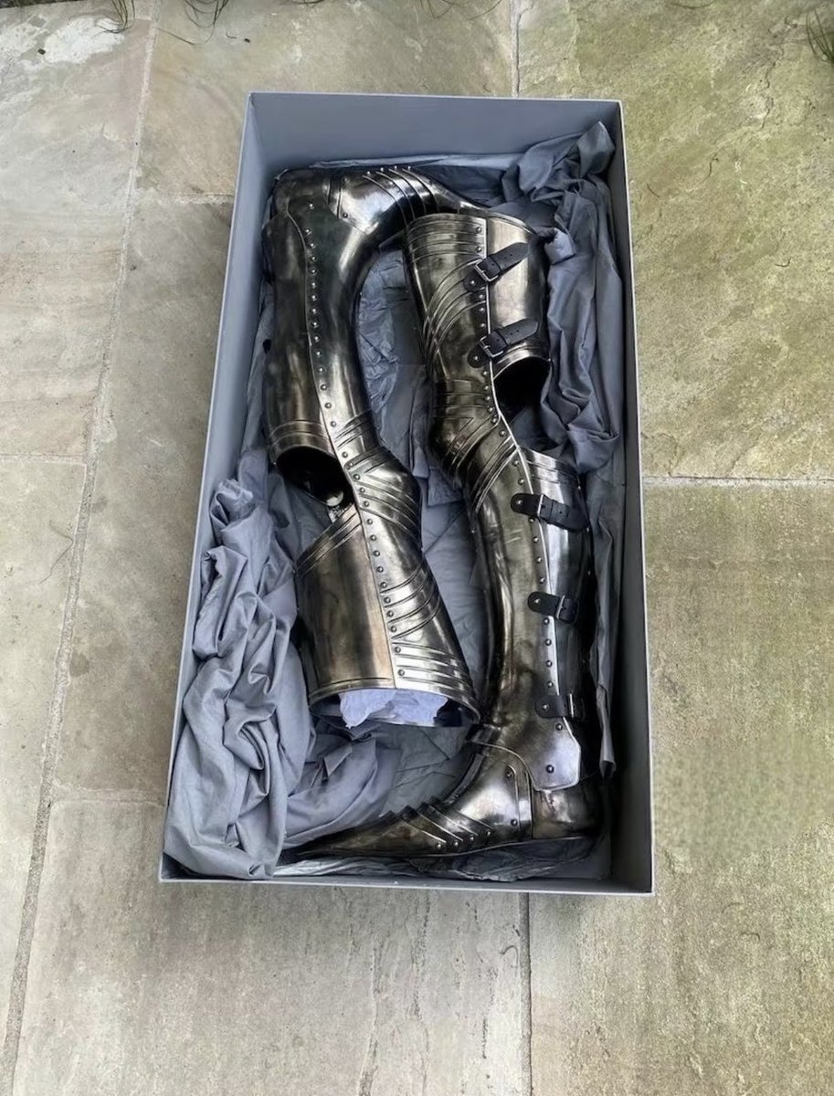 medmpasstp2's tweet photo. Bahahaha balenciaga c’est de pire en pire comment ils font pour ne pas être en faillite ???? https://t.co/QWnpDycu16