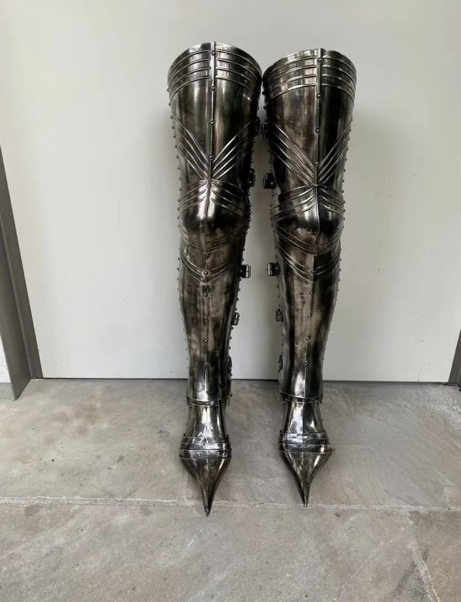 medmpasstp2's tweet photo. Bahahaha balenciaga c’est de pire en pire comment ils font pour ne pas être en faillite ???? https://t.co/QWnpDycu16