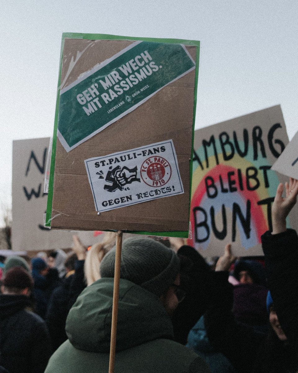 Egal ob Bremen oder Hamburg, Hauptsache: #klarekantegegenrassismus ✊🏽 Mehrere zehntausend Menschen sind in Hamburg auf die Straße gegangen - und #Werder war dank euch dabei 💚 Am Sonntag könnt ihr auch in Bremen klare Kante zeigen ➡️ svw.de/lautgegenrechts 📸: @fcstpauli