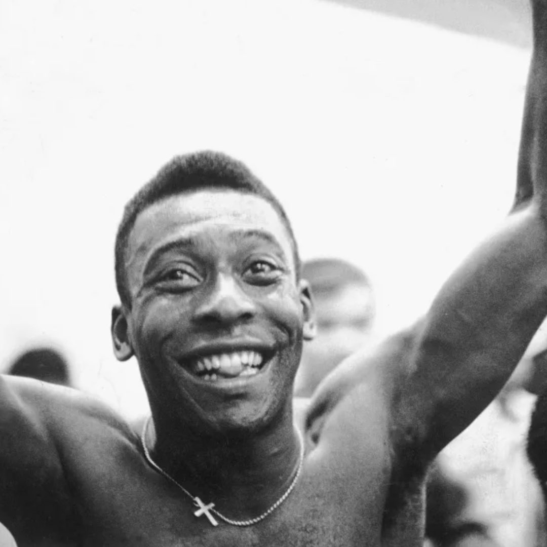 Como o Rei Pelé sempre dizia: “Continue sorrindo e mantenha a bola rolando!” . As King Pelé always said: 'Keep smiling and keep the ball rolling!'