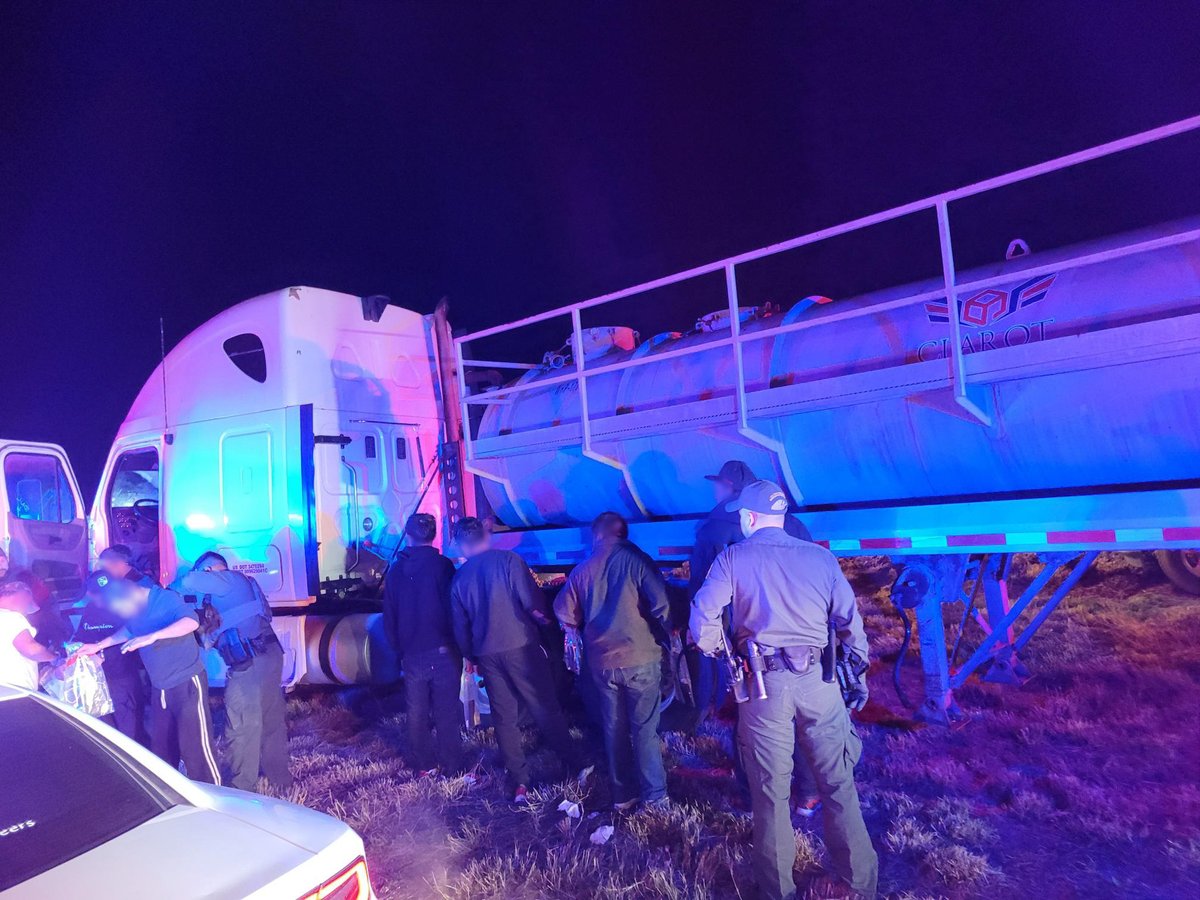 borderObserver's tweet photo. #STATUS 2024-Jan-20
Search Engine 51 Headlines for #Friday 19 Jan 2024
#Overload_unload by 2pm MT
https://t.co/S4TzxLw0Tu
#Photos @USBPChief 19 Jan
#USBP agents in Laredo, TX interdicted a #tractorTrailer (TT) at a checkpoint with 27 #illegalAliens
https://t.co/9H9wiiImMi