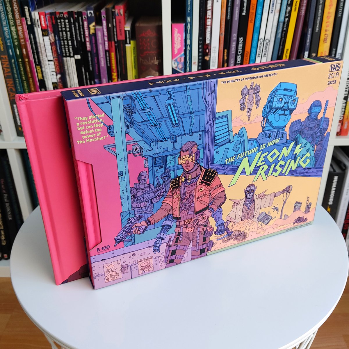 B378Unit's tweet image. 2/2 &amp;gt;Neon Rising, a narrative artbook set in the Future is Now universe, and learn about the story of Sai Zhang and the Enemies of Reality and their battle against The Machine and Robo-President K3n3-DY IV. And more! 
_
Self-published, high quality, printed in Neo-Barcelona