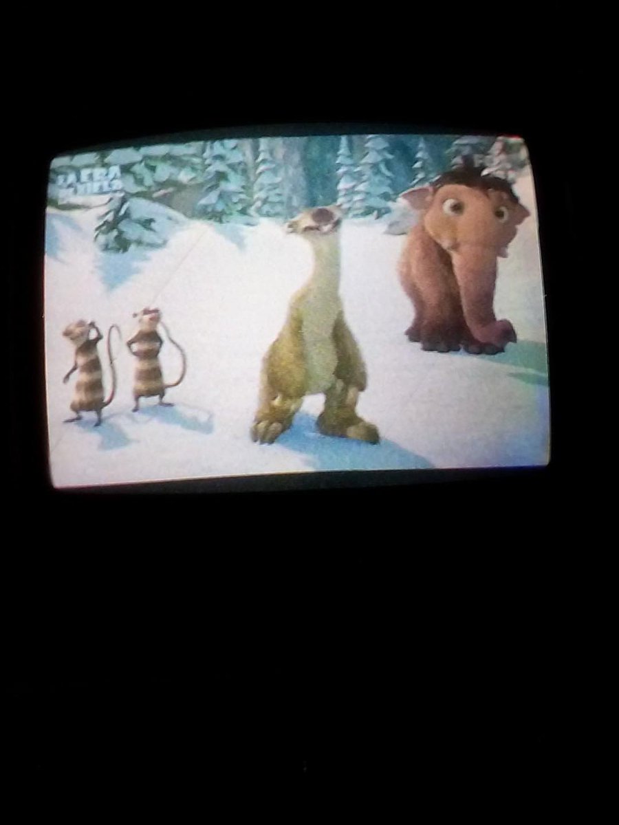 Javisness's tweet photo. Mirando la sociedad de la nieve 

Hasta ahora muy buena película https://t.co/aOwkeZDTfg