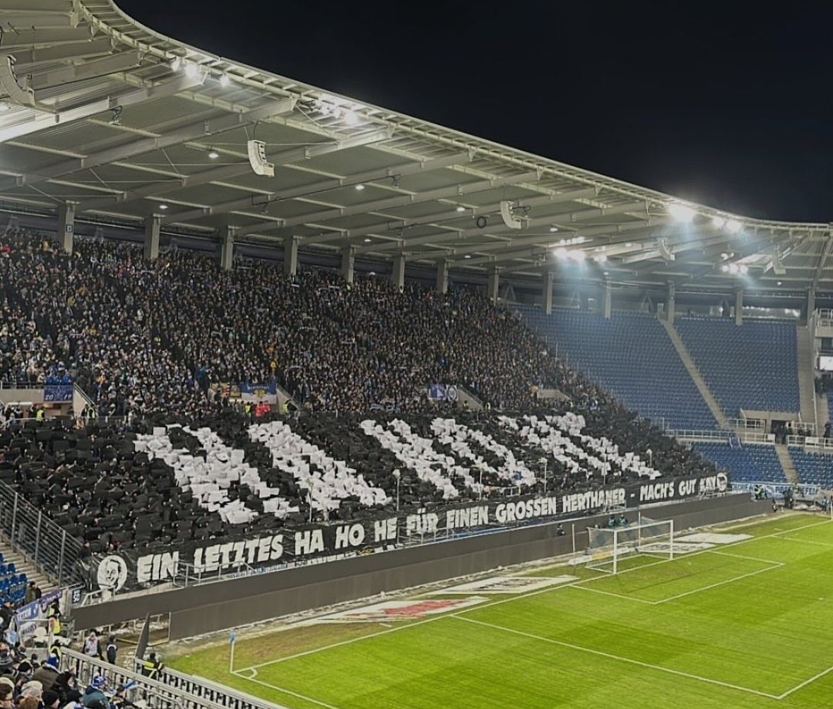 kurvenhelden's tweet image. #KSCOSN Tolle Aktion des #KarlsruherSC, für den verstorbenen Präsidenten #KayBernstein vom befreundeten #HerthaBSC deren Hymne #NurnachHause zu spielen. Die #KSC-Fans untermalten dies mit einer #HaHoHe Choreo: „Ein letztes Ha Ho He für einen großen Herthaner - mach’s gut, Kay!“