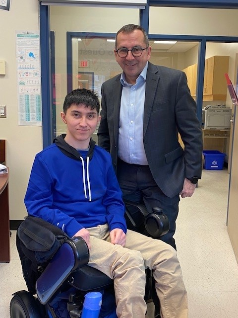 ÉS Toronto Ouest (@torontoouest) on Twitter photo Une belle visite de notre DG, M. Laverdière. Nous avons présenté nos réalisations et objectifs. M. Laverdière a discuté avec Tristan B., Président du Conseil des élèves et s'est informé des initiatives des élèves, des comités LEHNA et Environnement <a href="/CSViamonde/">CS Viamonde</a> <a href="/TorontoOuest/">ÉS Toronto Ouest</a> Une belle visite de notre DG, M. Laverdière. Nous avons présenté nos réalisations et objectifs. M. Laverdière a discuté avec Tristan B., Président du Conseil des élèves et s'est informé des initiatives des élèves, des comités LEHNA et Environnement <a href="/CSViamonde/">CS Viamonde</a> <a href="/TorontoOuest/">ÉS Toronto Ouest</a>