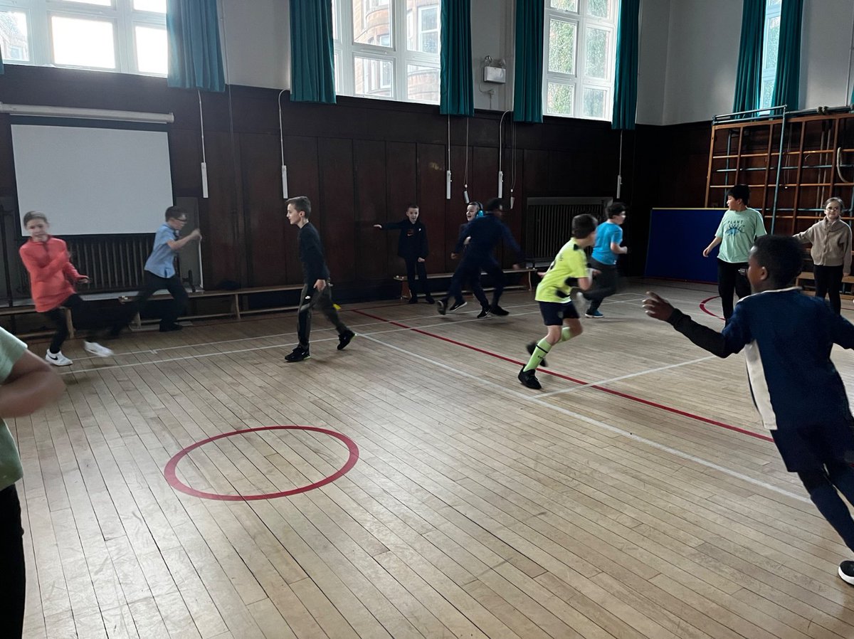 StCharlesGla's tweet image. Primary 5 have been learning to play #Badminton during their PE lessons. The children are learning the four main types of services in badminton and that these can be executed with either your #Forehand or #Backhand.