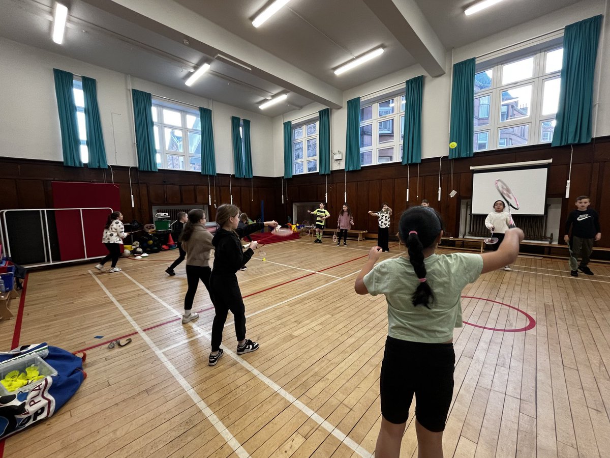 StCharlesGla's tweet image. Primary 5 have been learning to play #Badminton during their PE lessons. The children are learning the four main types of services in badminton and that these can be executed with either your #Forehand or #Backhand.