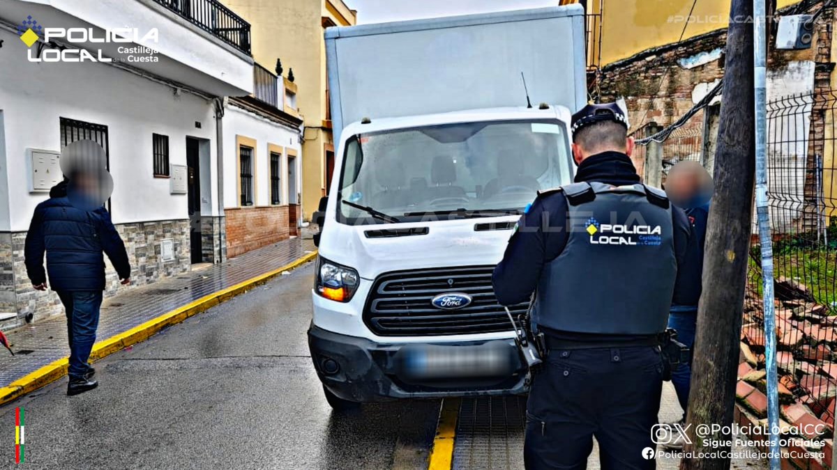 PoliciaLocalcc's tweet photo. Nuestros agentes intervienen con camión de transporte que tras estacionar en el acerado, resulta que carece de seguro obligatorio.
El conductor... persona que se encuentra en situación irregular y que carece de permiso.
🚛🏗Deposito
📝Investigado presunto #DCSV
#PoliciaCastilleja https://t.co/hBwKb1m8m0