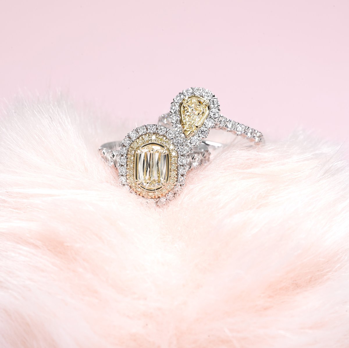 Sergiosjewelers's tweet image. Fall in love with the unmatched brilliance and size of our L'Amour Crisscut Yellow Diamond Engagement Ring. 💛💎

 #ChristopherDesigns #YellowDiamond #EngagementRing #LuxuryJewelry #LamourCrisscut
#SergiosJewelers