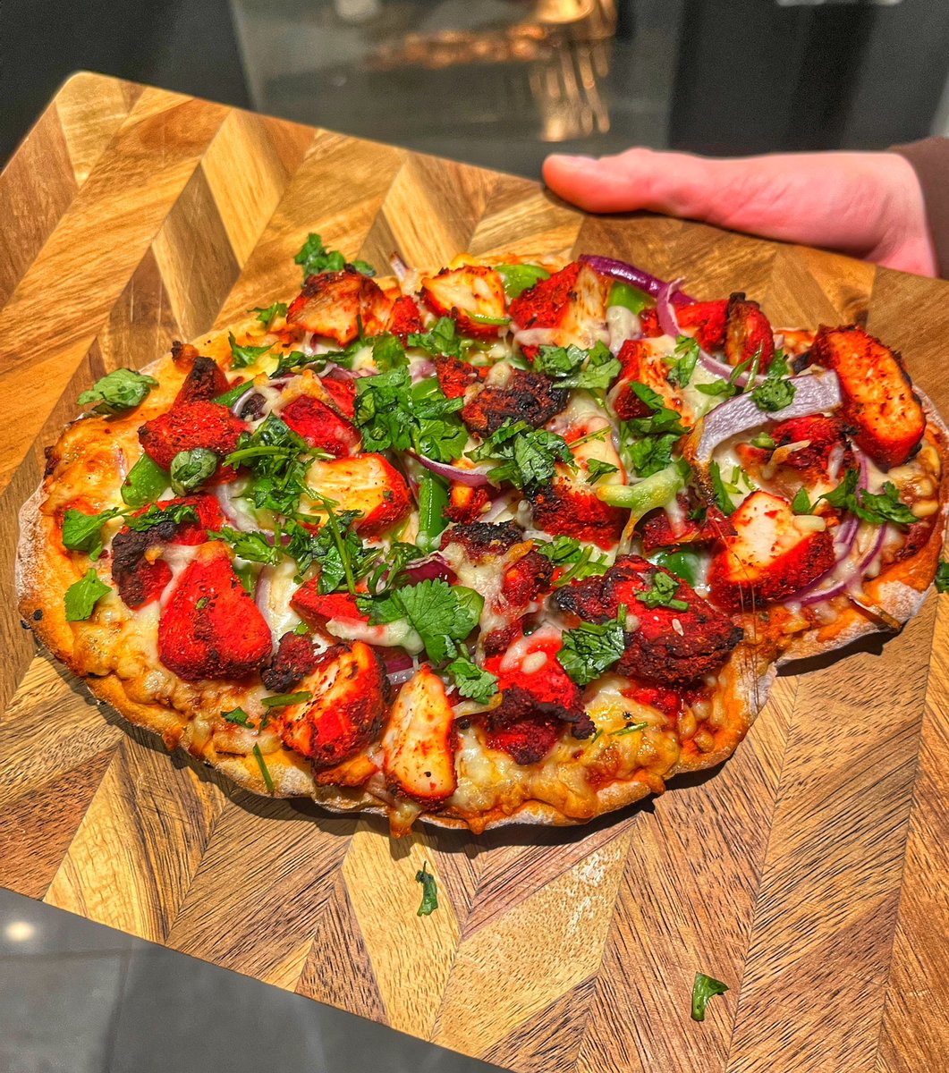 MattCooperBites's tweet image. Chicken Tikka Pizza Naan 😍
Wow - this was incredible. It feels and tastes like a treat but is actually quite good on the calories 🫡
Under 750 Kcal
55g of protein
Actually stunned how great this tastes. Who wants the recipe? 😎