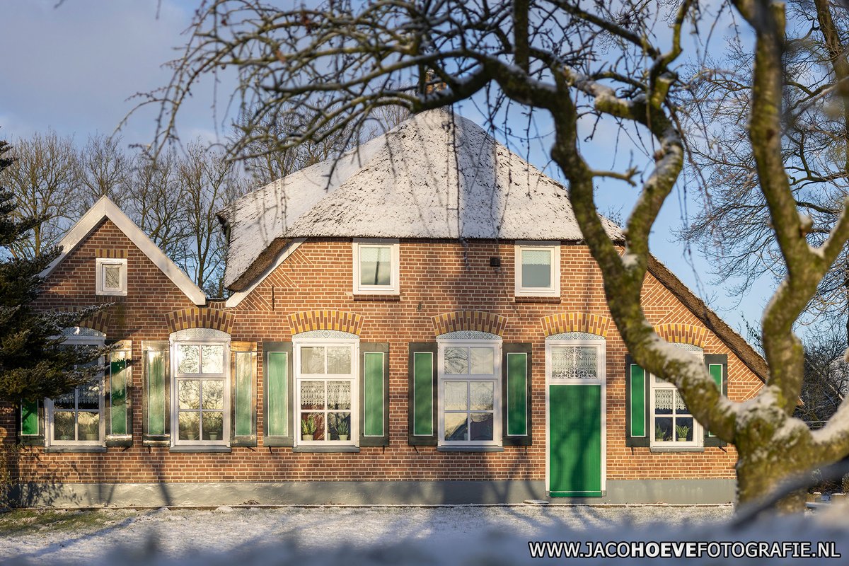 JacoHoeve85's tweet photo. Vandaag moest ik wel even stoppen op de Diek in #Staphorst, want wat een prachtig gezicht was het; die mooie boerderijen in de sneeuw. https://t.co/N7y5tm0Zdd