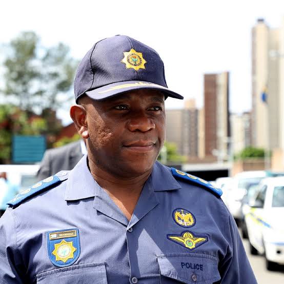 This man is quietly going about his business. He doesn't even like cameras and microphones, unlike that other motor-mouth.

Basekhona bona abantu eNanda? #sapsKZN @SAPoliceService