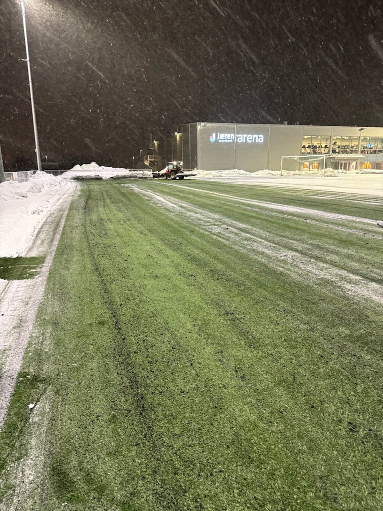 Når hele Jæren ligger snødekt og veiene nesten er ukjørlige. Når alle andre gir opp å stå i mot Kong Vinter. Da viser guttene i <a href="/VarhaugIL/">Varhaug Idrettslag</a> hva som bor i dem!
FOR en innsats som legges ned for at Jæren FK skal få møte <a href="/Bryne_FK/">Bryne FK</a> til kamp i morgen! Et prakteksemplar på dugnadsånd⚽️