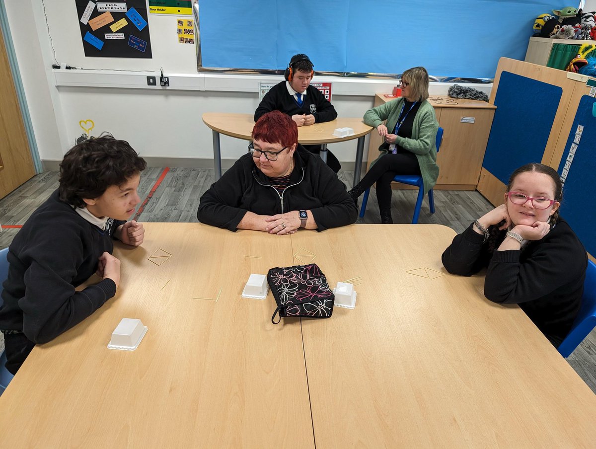 islwynsrb's tweet photo. Ebbw have developed a range of skills over the last 2 weeks. We started our Winter topic being creative, focusing on how to use a ruler and using our listening skills to construct 2D shapes. #themedlearning #skillsforlife https://t.co/RDRbCrpcNp