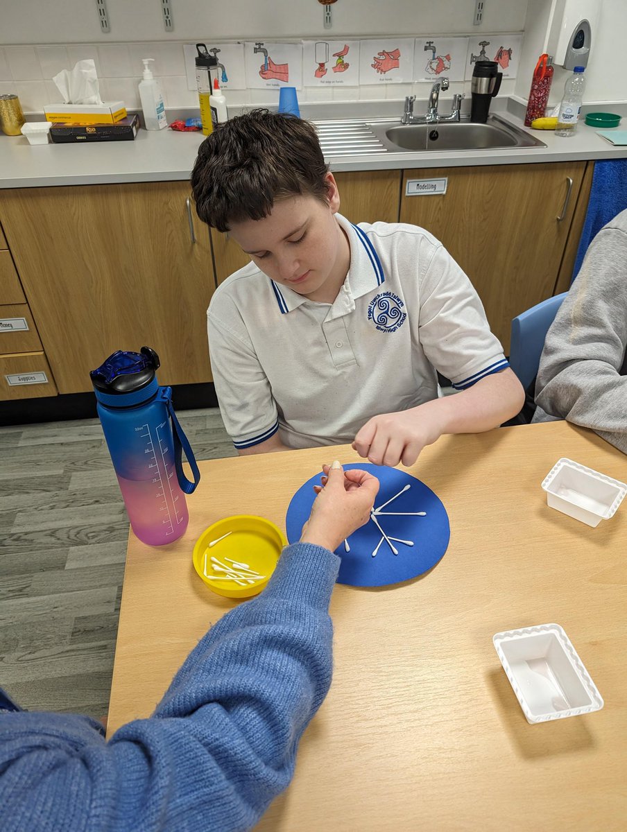 islwynsrb's tweet photo. Ebbw have developed a range of skills over the last 2 weeks. We started our Winter topic being creative, focusing on how to use a ruler and using our listening skills to construct 2D shapes. #themedlearning #skillsforlife https://t.co/RDRbCrpcNp