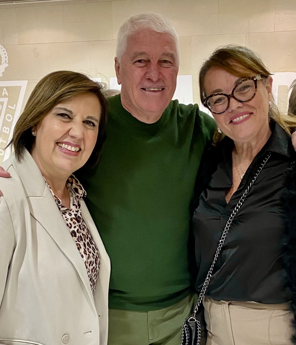 mjalarcon's tweet photo. Emotivo encuentro con #Guina y su amada Marta después de 30 años sin vernos. Sin duda el #mejor jugador de la historia del ⁦@realmurciacfsad⁩ ❤️
Una suerte haber disfrutado #AquellosMaravillososAños https://t.co/OgYcQVG784