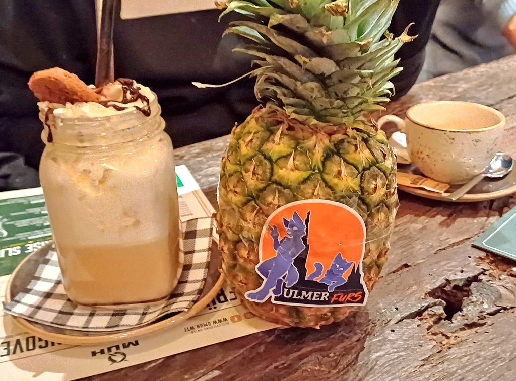 I'm having a beautiful time at the Ulmer Furs Stammtisch this evening!
I also have hands now :)
I'm Bernd das Brot from under the sea ;) (<a href="/Jaro_Cat/">Jaro</a>)