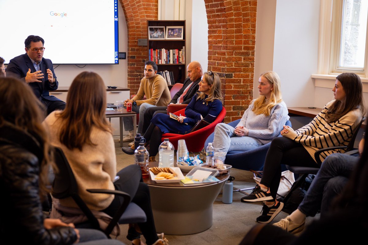 Off-the-record discussions in our Living Room are truly like no other and we have a familiar face back on campus to get our Fellows prepped for an incredible semester. Thank you to Spring ‘23 Fellow @riccimike for running an awesome mock discussion with our students and Fellows.