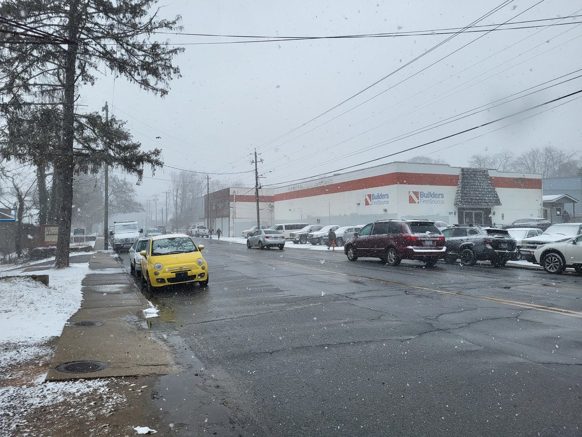 Saturnine_13's tweet photo. Finally some snow in Asheville 

#wnc #snow #Asheville #northcarolina https://t.co/dbaE7Xu4Qp