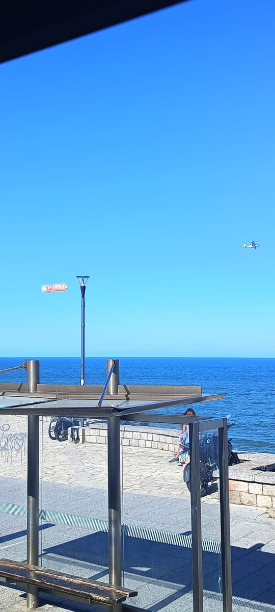 Uno disfrutando la playa y encuentra el cartel dorado #eshoradebitcoin <a href="/eshoradebitcoin/">eshoradebitcoin</a>