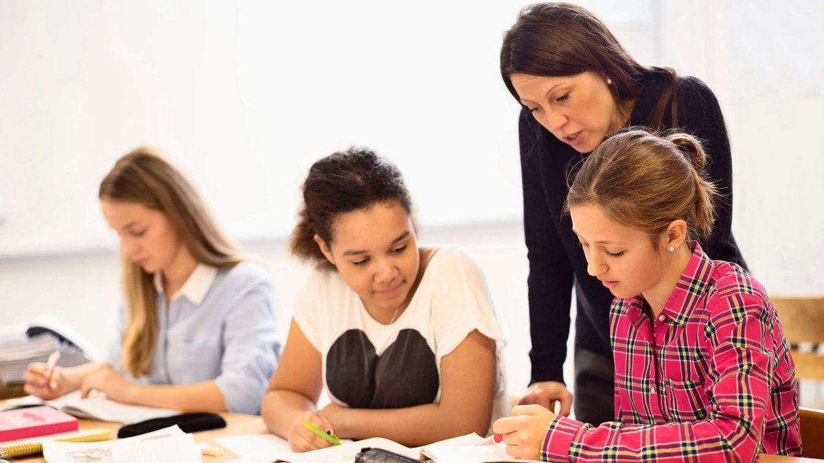 thelearningbar's tweet image. Check out these recommendations by @edutopia - setting up classroom desks can make learning more interactive and enjoyable for students. Do students learn better by switching between focusing on the teacher and working collaboratively?
edut.to/3RUvEyY
#education #lrnchat