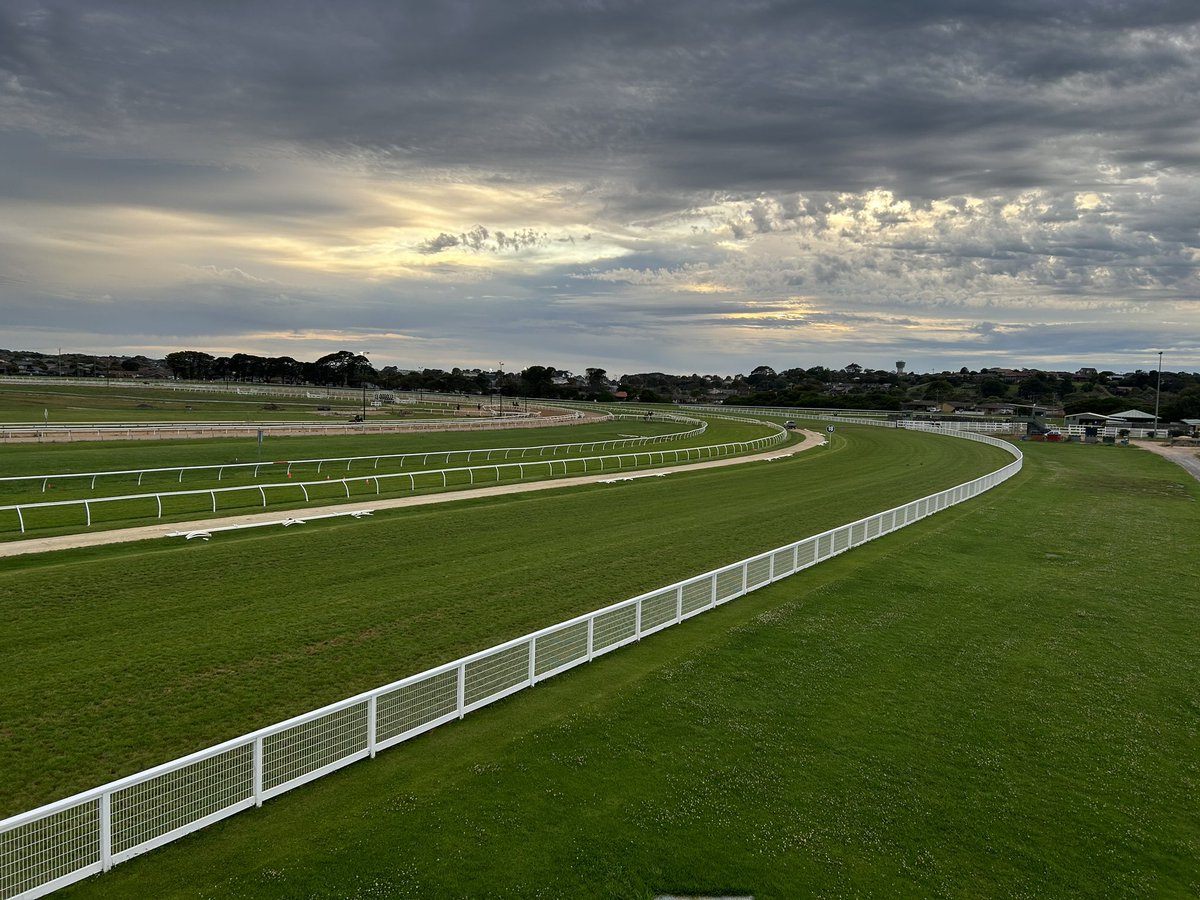Good morning from Warrnambool Racecourse.  Expecting a partly cloudy day with a high of 29° 🌥️ #warrnamboolweatherreport
Heading to <a href="/camperdownturf/">Camperdown Cup</a>  🏆 later today - good luck to all concerned
