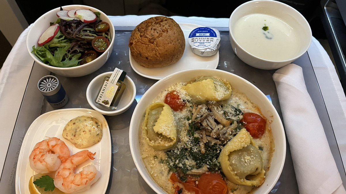 friedlich_uj's tweet photo. 항공 루트에도 변화가 있어 비행시간은 늘어나고 한국 직항이 15시간 훌쩍 넘어가며 무게제한 이유로 대기여행도 참 힘들어진 요즘 단 한푼 안내고 타니 늘 겸손한 맘으로, 출발 10분전에 좌석 받고🙏. 한식 메뉴도 이미 오더 끝이라 선택한 버섯듬뿍 tortellini 굿굿! A350-900 ATL-ICN #DLONE https://t.co/hcMW4dyniU