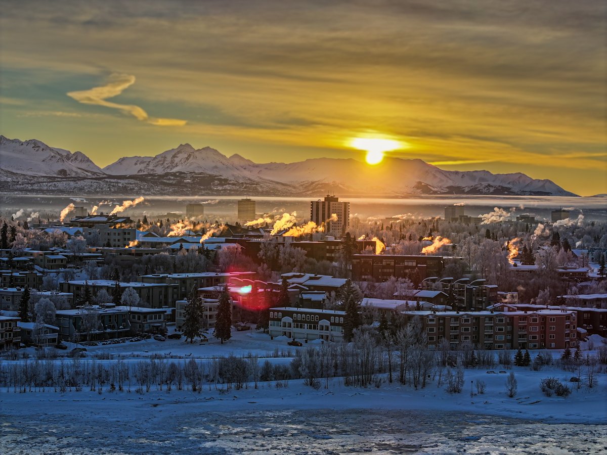 ☀️Epic Sunrise☀️ Did anyone else see the sunrise this morning? Anchorage has really been putting on a show the last few days.🗻🏔