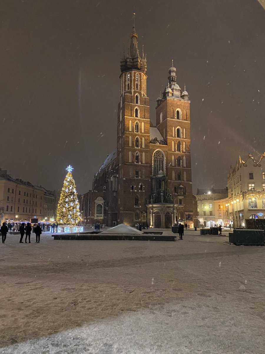 Louiseboreham1's tweet photo. A plane to Vienna 🇦🇹 A boat to Bratislava 🇸🇰 and a train to Krakow 🇦🇹 - 😀❄️❤️🍺 https://t.co/FZkmTHfZq6