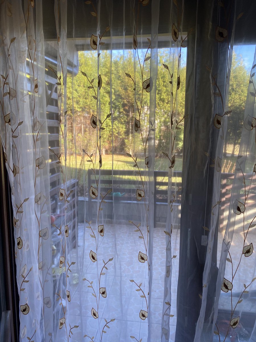 У нас сегодня день открытых дверей. На улице теплее чем дома, поэтому проветриваемся. На пляже люди загорают ))