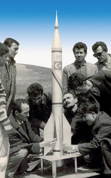 1959 yılında, Bandırma’da lise öğrencileri tarafından, Türkiye’de eşi görülmeyen bir kulüp kurulur: "Bandırma Füze Kulubü" 

Kulübe dahil olan öğrenciler kendi aralarında amatör etkinlikler düzenliyorlar; uzay, evren ve uzaylılar hakkında tartışıyorlardı.
Kulübün katılımcıları