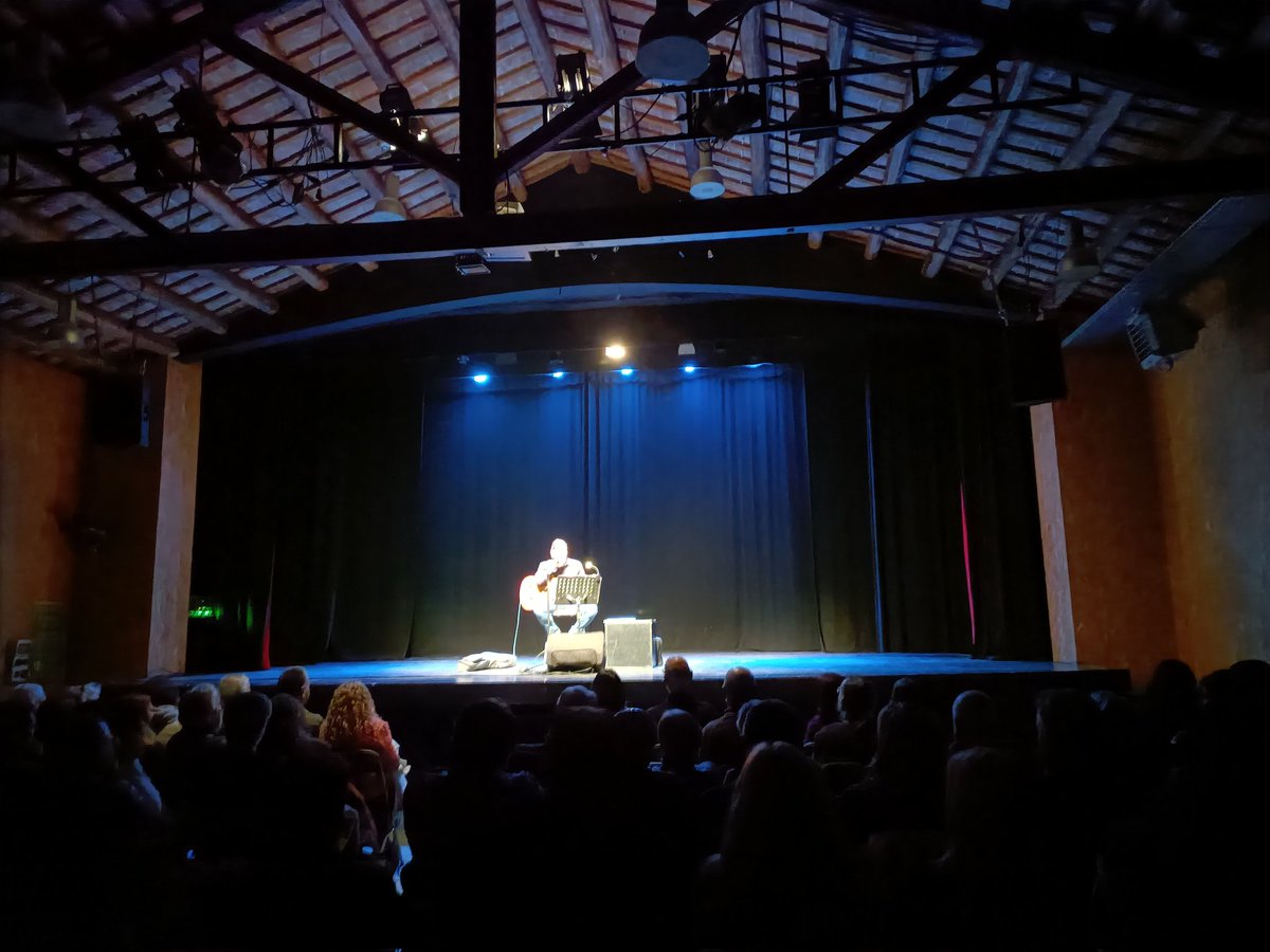 AjMoia's tweet image. 🤣 Humor en català aquest vespre a Les Faixes!

👉 Un centenar de persones s'han fet "Un tipus de riure" amb en @q_vila i la seva ironia còmica! 😬

#festamajorhivern #espectacles #humor #ironia #còmic #català