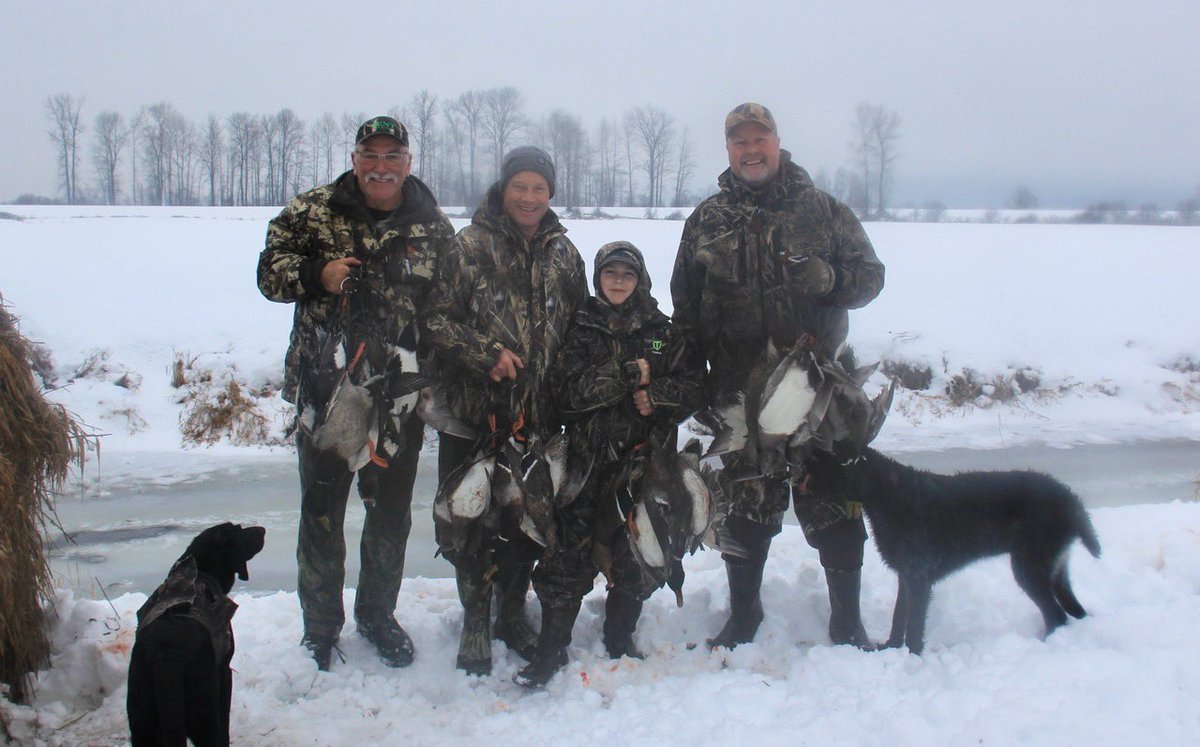 Pittwaterfowler's tweet photo. Some snow day fun! Gianni, Clayton, Dan, Chris, Buddi and Arrow braved the cold rains and snow to share some great times! #pittwaterfowlers #reliableinthefield #bchunting #duckblind https://t.co/tm8cqya2jZ