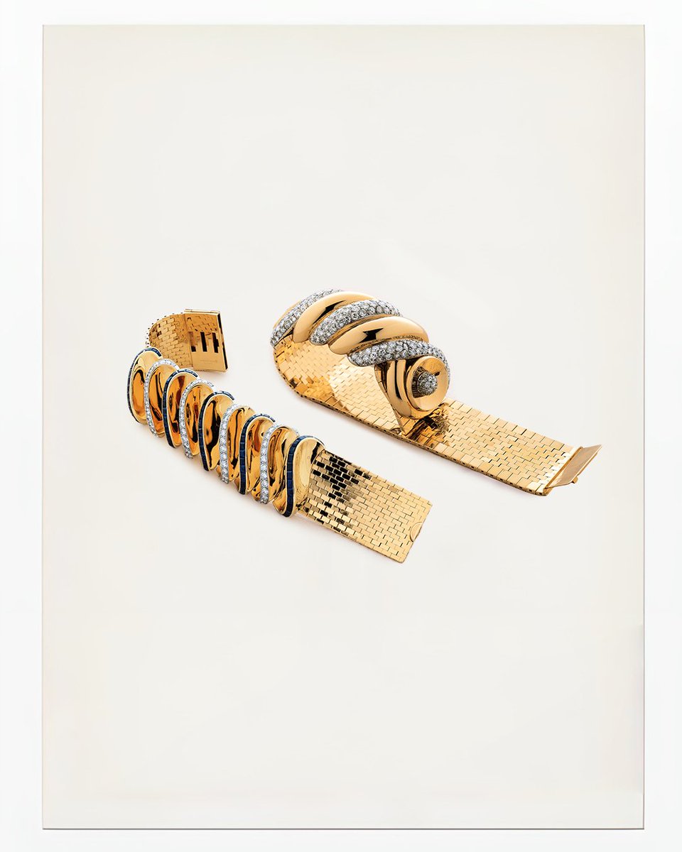 繊維業を営む家に生まれた、メゾンの創業者フレデリック・ブシュロン。彼はゴールドを布地のように加工し、しなやかで軽く、優美な作品で一躍注目の的となりました。1938年と1947年に制作された2つのブレスレットは、今もなおモダンでスタイリッシュな作品であり続けています。