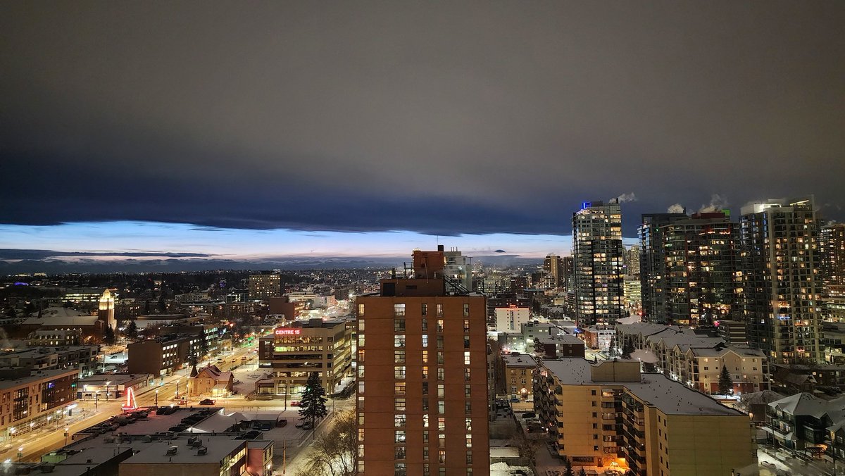 That Chinook Arch is a harbinger of the warmth that comes next week 👀🔥 #yyc