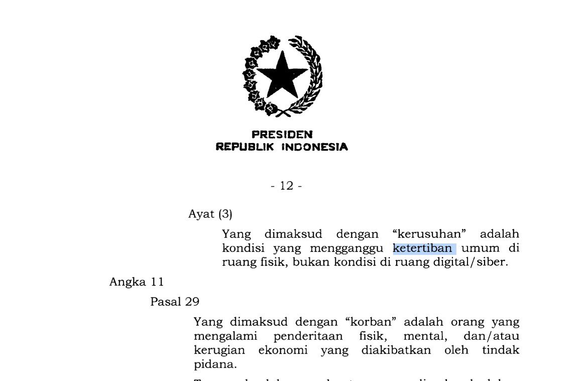henrysubiakto's tweet photo. PENANGKAPAN PALTI SALAH MENERAPKAN PASAL UU ITE

Ini polisi jelas keliru dalam memahami dan menerapkan pasal 28 ayat (3) UU No 1 tahun 2024 tentang Revisi Kedua UU ITE. Pengkapan  Palti Hutabarat memakai pasal tersebut jelas keliru. Saya harus mengoreksi kesalahan polisi ini. Bagaimana mungkin Palti dikenakan pasal yg pengertian dan unsurnya tidak memenuhi. Palti ditersangkakan melakukan  penyebaran berita bohong. Ini bunyi pasalnya;

“Setiap Orang dengan sengaja menyebarkan Informasi Elektronik dan/atau Dokumen Elektronik yang diketahuinya memuat pemberitahuan bohong yang menimbulkan KERUSUHAN di masyarakat. 

Yang dimaksud “kerusuhan” adalah kondisi yang mengganggu ketertiban umum di ruang fisik. Bukan kondisi di ruang digital/siber. (Penjelasan pasal 28 ayat 3).

Artinya pasal larangan menyebarkan berita bohong itu baru bisa dipidana jika berakibat memunculkan kerusuhan di dunia fisik. Bukan keributan di dunia digital atau medsos. Ini poin pentingnya.

Pertanyaanya dimana kerusuhan yg timbol gara2 repost saudara Palti? Ini penting karena merupakan unsur pidana dari pasal baru yg mulai berlaku di UU ITE tahun 2024 yg baru saja ditanda-tangani Presiden Jokowi. Di UU ITE lama sebelum direvisi, tidak ada pasal delik materiel yg sanksi hukumannya 6 tahun ini. Pasal 28 ayat (3) mrpk pasal baru di UU ITE. Asal normanya dari UU No 1 tahun 1946 yg sudah tidak berlaku.

Jadi penangkapan Palti ini merupakan kasus pertama yg terjadi yg dijerat dengan pasal 28 ayat (3) UU no 1/2024 tentang Revisi kedua UU ITE. Sayangnya penggunaan pertama kali pasal baru ini justru dilakukan secara salah. Pidana materiel diterapkan seolah merupakan pidana formil.

Syarat unsur pidananya harus terjadi kerusuhan di masyarakat secara fisik tidak terpenuhi. Karena memang pasal ini bertujuan menghukum orang yang terbukti melakukan provokasi kerusuhan dengan berita bohong.

Persoalan kedua adalah, apa benar percakapan yg terekam dari aparat di Kabupaten Batu Bara tersebut adalah berita bohong alias faktanya tidak benar? Sudahkah polisi memiliki dua alat bukti permulaan terkait rekaman itu sebagai hoax atau manipulasi fakta? Ini juga harus dijelaskan. 

Makanya kasus sensitif seperti ini harusnya ada gelar perkara yg dilakukan secara terbuka dahulu, dan menghadirkan ahli ahlinya, sehingga tidak terkesan polisi gegabah buru2 menangkap orang dengan penerapan pasal secara salah. 

Sebagai pengajar Hukum Komunikasi dan Media di Unair dan sebagai mantan ketua panja Revisi Pertama UU ITE (2016), juga sebagai ketua tim pembuat pedoman pasal2 tertentu UU ITE, yg kemudian jadi SKB antara Kapolri, Jaksa Agung dan Menkominfo 2021, saya siap kalau diminta keterangan sebagai ahli untuk menjelaskan pasal2 yg diterapkan dlm kasus pidana ITE kepada saudara Palti ini. Hal itu penting agar penerapan pasal2 dipakai tdk diterapkan secara serampangan. 

Terlebih pada surat Perintah Penangkapan, polisi juga menggunakan pasal2 lain yg sanksi hukumnya di atas 5 tahun shg bisa menahan tersangka. Tapi pasal2 itu juga diterapkan scr salah. Termasuk dalam penggunaan  pasal 32 UU ITE yg akan saya jelaskan juga di kesempatan yg lain. Di surat perintah penangkapannya sendiri, penulisan uraian pasal penyebaran pemberitahuan bohong yg dipakai polisi juga salah. Yang tertulis masih bunyi pasal di UU No 1 tahun 1946 yg sudah tidak berlaku karena sudah diperbarui dlm pasal 28 ayat (3) UU no 1 th 2024 yg saya lampirkan pasal barunya.