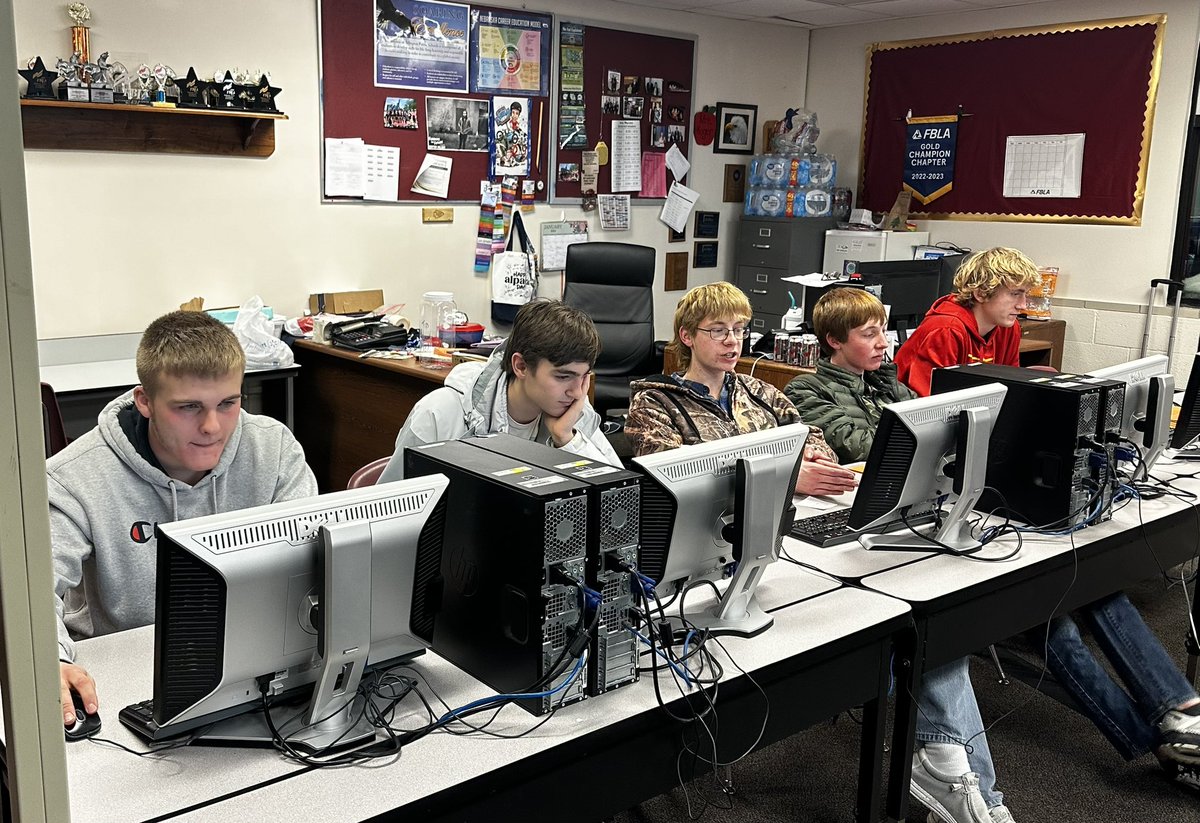 ArlingtonFBLA's tweet photo. Friday night work! πͺ#SLCPrep #LateNights https://t.co/Wv7Rtokygm