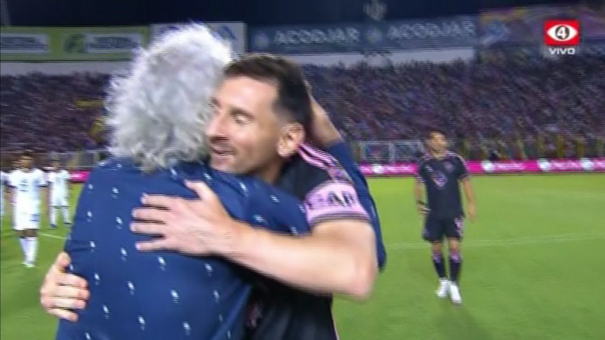 HISTORIA. 🇸🇻🇦🇷🐐⚽️

El mejor jugador de todos los tiempos, abrazando a Lionel Messi. 

Grande Mágico 🇸🇻🪄